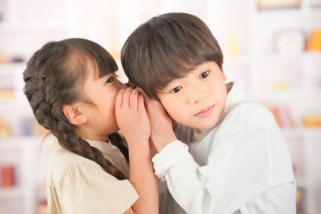 話をする子どもの写真